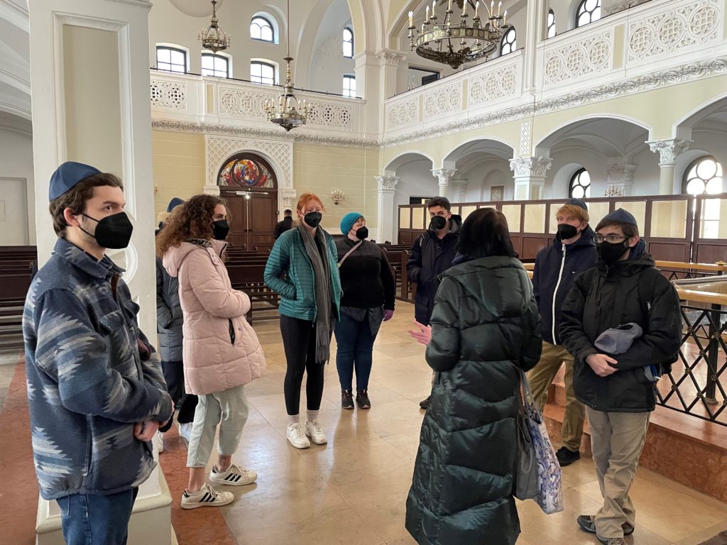 Students visit synagogue in Warsaw