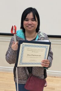 Dea Darmawan holding her award.